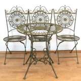 Gartentisch und 3 Klappstühle, Metall, ornamental durchbrochen, farbig gefaßt, Tisch-H. 73 cm, Dm. 69 cm, Stuhl je 98x45x56 cm - фото 1