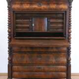 Spätbiedermeier-Sekretär, Mahagoni furniert, 4-schübiger Korpus mit beidseitigen gedrechselten Säulen, hinter gerader Schreibklappe ausziehbare Schreibplatte mit schwarzer Ledereinlage, 7 Schubfächer und Mitteltür, resta… - photo 2