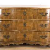 Barock-Kommode um 1750, Nußbaum furniert, dreischübiger Korpus mit geraden Seiten und doppelt geschweifter Front, Fußteil mit geschnitzter Zarge und Füßen, originale Schlösser und Beschläge, 1 Schlüssel, 79,5x116x61,5cm.… - photo 1