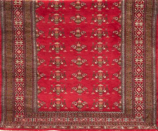 Teppich, rotgrundig, ornamental gemustert, Kanten belaufen, 180x133 cm - photo 1
