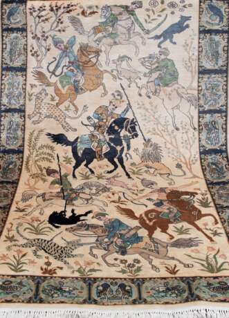 Täbriz, Bild-Teppich, hellgrundig mit vielfigurigen Jagdszenen, blaugrundiger Rang mit Vogeldarstellungen, 250x150 cm - photo 1