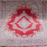 Teppich, rotgrundig, mit floralem Medaillon und Floralkante, fleckig, z.T. ausgeblichen, Reinigung empfohlen, 285x380 cm - Foto 1