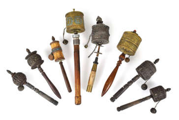 GRUPPE VON ACHT GEBETSMÜHLEN,