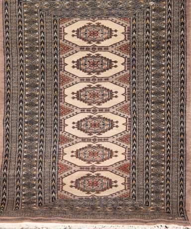 Teppich, beige/braun ornamental gemustert, Ecke defekt, Reinigung empfohlen, 155x97 cm - Foto 1