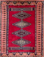 Teppich, rotgrundig, ornamental gemustert, Fransen fehlen, Reinigung empfohlen, 81x62 cm