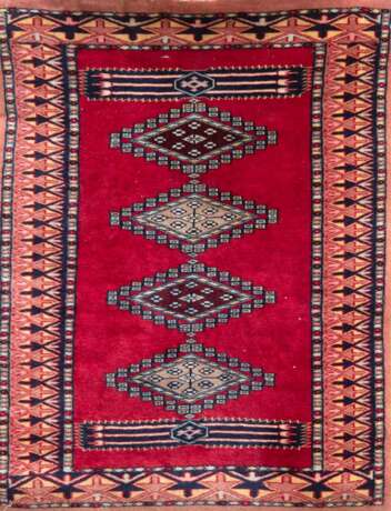 Teppich, rotgrundig, ornamental gemustert, Fransen fehlen, Reinigung empfohlen, 81x62 cm - photo 1
