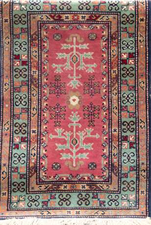 Teppich, auf dunkelrotem Grund grün/blau ornamental gemustert, Reinigung empfohlen, 129x76 cm - photo 1