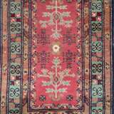 Teppich, auf dunkelrotem Grund grün/blau ornamental gemustert, Reinigung empfohlen, 129x76 cm - photo 1