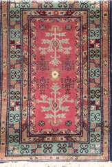 Teppich, auf dunkelrotem Grund grün/blau ornamental gemustert, Reinigung empfohlen, 129x76 cm