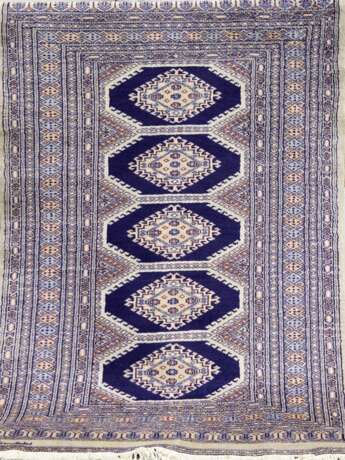 Teppich, signiert, grauer Untergrund, blau gemustert, Ränder belaufen und def., Reinigung empfohlen, 149x94 cm - photo 1