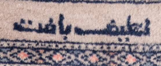 Teppich, signiert, grauer Untergrund, blau gemustert, Ränder belaufen und def., Reinigung empfohlen, 149x94 cm - photo 2