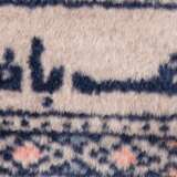 Teppich, signiert, grauer Untergrund, blau gemustert, Ränder belaufen und def., Reinigung empfohlen, 149x94 cm - photo 2