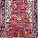 Sarough, rotgrundig, Medaillon mit durchgehenden Pflanzenmotiven und seitl. Säulen, dunkelgrundiger Rand mit Floralmuster, 228102 cm - photo 1