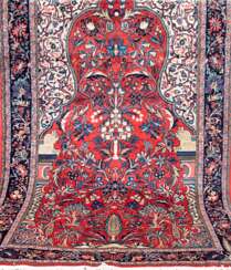 Sarough, rotgrundig, Medaillon mit durchgehenden Pflanzenmotiven und seitl. Säulen, dunkelgrundiger Rand mit Floralmuster, 228102 cm