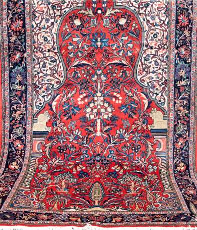 Sarough, rotgrundig, Medaillon mit durchgehenden Pflanzenmotiven und seitl. Säulen, dunkelgrundiger Rand mit Floralmuster, 228102 cm - photo 1