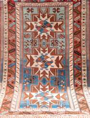 Shirvan, um 1910, braun/beige ornamental gemustert auf blauem Grund, Kanten belaufen, 170x108 cm