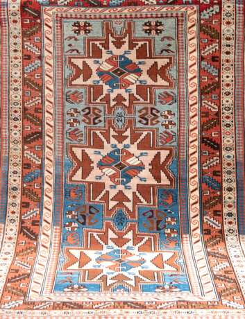 Shirvan, um 1910, braun/beige ornamental gemustert auf blauem Grund, Kanten belaufen, 170x108 cm - photo 1