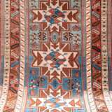 Shirvan, um 1910, braun/beige ornamental gemustert auf blauem Grund, Kanten belaufen, 170x108 cm - photo 1