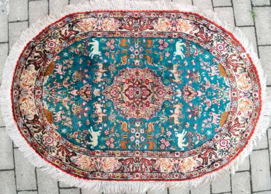 Ghom, Seide, oval, türkisgrundig, mit Floral- und Tierdarstellungen, 118x80 cm - photo 1