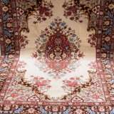 Täbriz, hellgrundig mit floral gemustertem Medaillon, brauner Rand mit Blumen, 290x200 cm - photo 1