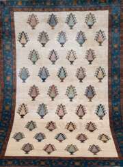 Gabbeh, Iran, hellgrundig mit ornamentalem Rand, blaugrundiger Rand, 188x170 cm
