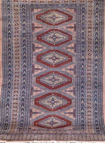 Teppich, blau/braun ornamental gemustert, Kanten leicht belaufen, Reinigung empfohlen, 156x90 cm - photo 1
