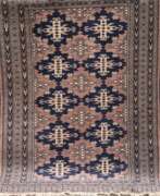 Catalogue des produits. Teppich, braungrundig, dunkelblau ornamental gemustert, Fransen unterschiedlich land, Reinigung empfohlen, 145x94 cm