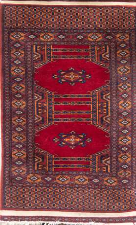 Teppich, rotgrundig, blau ornamental gemustert, Fransen unterschiedlich lang bzw. fehlen, Reinigung empfohlen, 98x62 cm - photo 1
