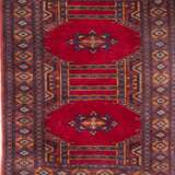 Teppich, rotgrundig, blau ornamental gemustert, Fransen unterschiedlich lang bzw. fehlen, Reinigung empfohlen, 98x62 cm - photo 1