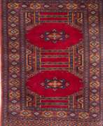 Catalogue des produits. Teppich, rotgrundig, blau ornamental gemustert, Fransen unterschiedlich lang bzw. fehlen, Reinigung empfohlen, 98x62 cm