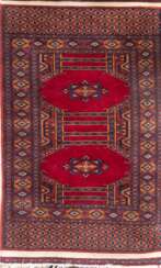 Teppich, rotgrundig, blau ornamental gemustert, Fransen unterschiedlich lang bzw. fehlen, Reinigung empfohlen, 98x62 cm