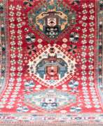 Catalogue des produits. Kazak, rotgrundig mit 3 Medaillons, ornamental gemustert, 245x170 cm