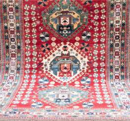 Kazak, rotgrundig mit 3 Medaillons, ornamental gemustert, 245x170 cm