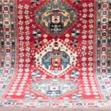 Kazak, rotgrundig mit 3 Medaillons, ornamental gemustert, 245x170 cm - photo 1