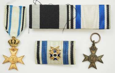 Bayern: Militär-Verdienstkreuz Miniaturen und Feldschnallen.