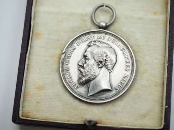 Schaumburg-Lippe: Silberne Verdienstmedaille (1885-1890), im Etui. - Foto 2