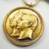 Sachsen-Weimar-Eisenach: Jubiläumsmedaille zur Erinnerung an die Goldene Hochzeit des Großherzogpaares, im Etui. - фото 3