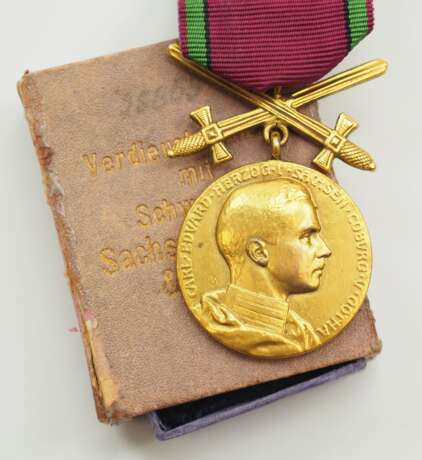 Sachsen Coburg Gotha: Sachsen Ernestinischer Hausorden, Carl Eduard, Goldene Medaille mit Schwertern, im Etui. - photo 1