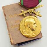 Sachsen Coburg Gotha: Sachsen Ernestinischer Hausorden, Carl Eduard, Goldene Medaille mit Schwertern, im Etui. - photo 1
