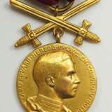 Sachsen Coburg Gotha: Sachsen Ernestinischer Hausorden, Carl Eduard, Goldene Medaille mit Schwertern, im Etui. - photo 2