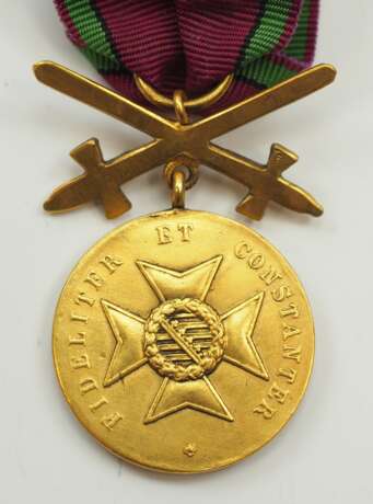 Sachsen Coburg Gotha: Sachsen Ernestinischer Hausorden, Carl Eduard, Goldene Medaille mit Schwertern, im Etui. - photo 4