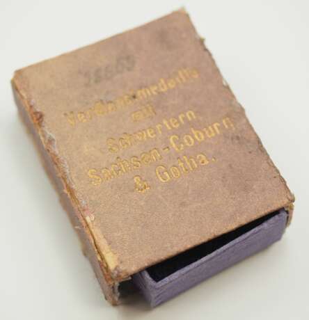 Sachsen Coburg Gotha: Sachsen Ernestinischer Hausorden, Carl Eduard, Goldene Medaille mit Schwertern, im Etui. - photo 5