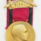Sachsen Coburg Gotha: Sachsen Ernestinischer Hausorden, Carl Eduard, Goldene Medaille, mit Schwerter- und Datumsspange 1914. - photo 1