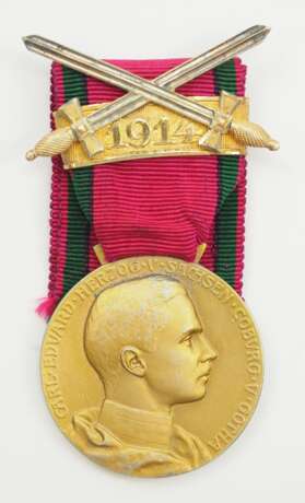 Sachsen Coburg Gotha: Sachsen Ernestinischer Hausorden, Carl Eduard, Goldene Medaille, mit Schwerter- und Datumsspange 1914. - photo 1