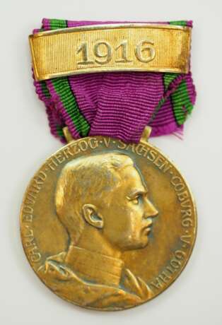 Sachsen Coburg Gotha: Sachsen Ernestinischer Hausorden, Carl Eduard, Goldene Medaille, mit Datumsspange 1916. - фото 1