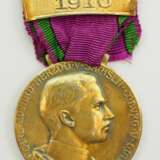 Sachsen Coburg Gotha: Sachsen Ernestinischer Hausorden, Carl Eduard, Goldene Medaille, mit Datumsspange 1916. - фото 1