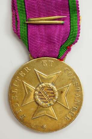 Sachsen Coburg Gotha: Sachsen Ernestinischer Hausorden, Carl Eduard, Goldene Medaille, mit Datumsspange 1916. - фото 3