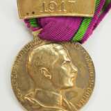 Sachsen Coburg Gotha: Sachsen Ernestinischer Hausorden, Carl Eduard, Goldene Medaille, mit Datumsspange 1917. - фото 1