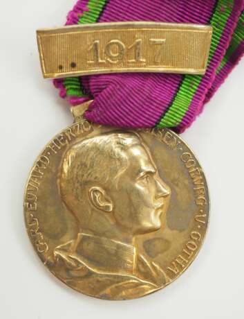 Sachsen Coburg Gotha: Sachsen Ernestinischer Hausorden, Carl Eduard, Goldene Medaille, mit Datumsspange 1917. - фото 1