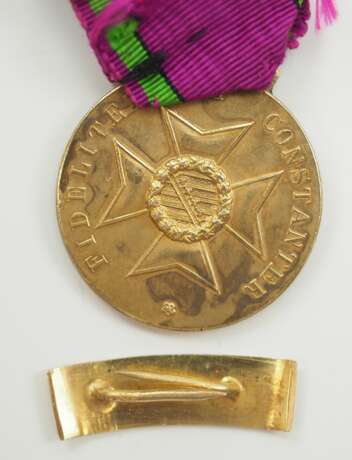 Sachsen Coburg Gotha: Sachsen Ernestinischer Hausorden, Carl Eduard, Goldene Medaille, mit Datumsspange 1917. - фото 3